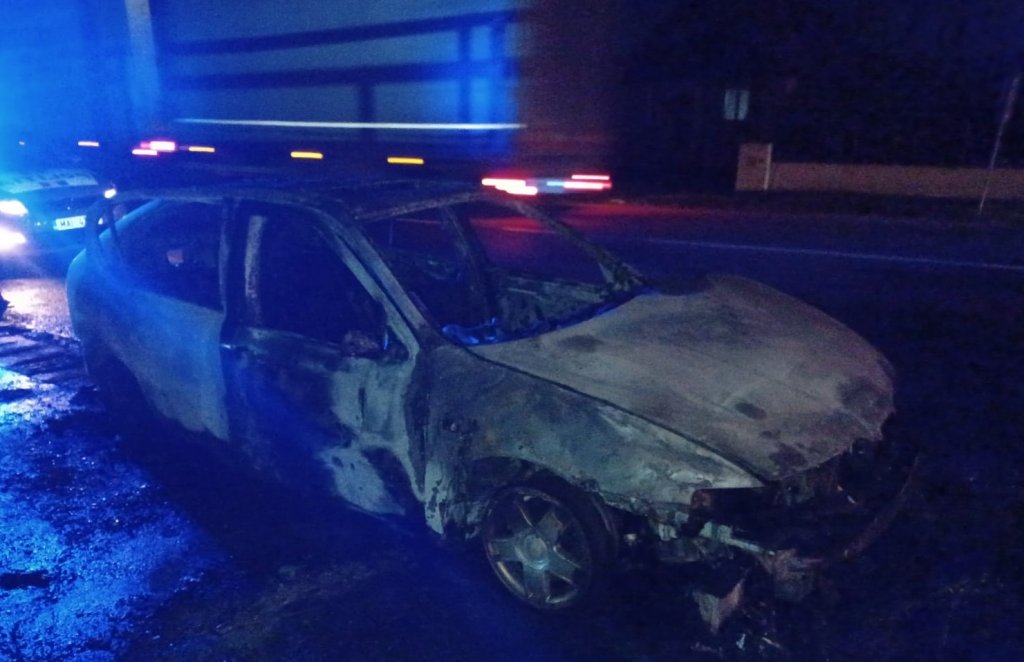 O maşină s-a făcut scrum pe o şosea din Cluj. Pompierii au stabilit cauza probabilă a incendiului