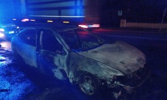 O maşină s-a făcut scrum pe o şosea din Cluj. Pompierii au stabilit cauza probabilă a incendiului