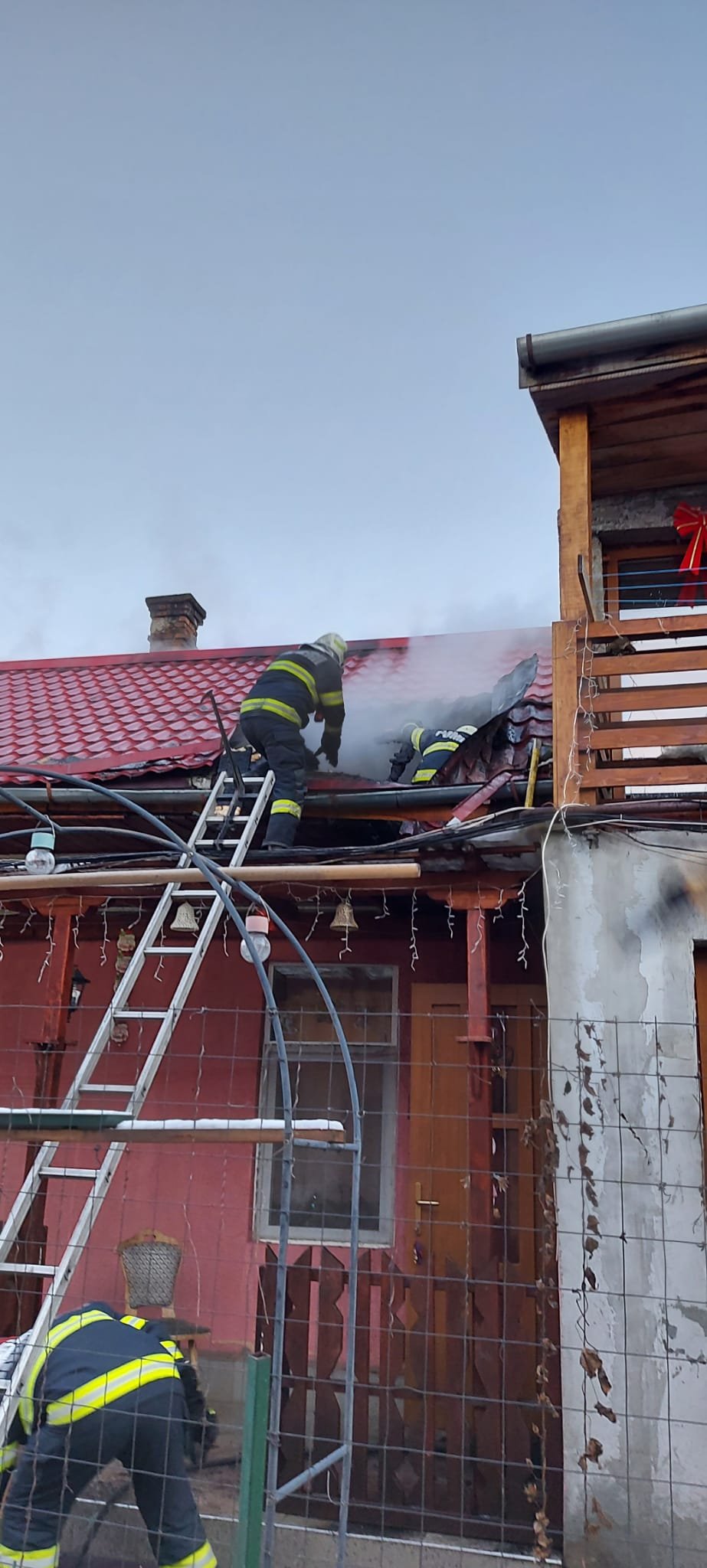 Incendiu în centrul Clujului. A luat foc acoperișul unei case pe Traian