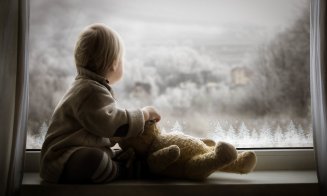 Singuri acasă! Mai puţin de jumătate dintre părinții care muncesc în străinătate vin acasă la copii de Crăciun
