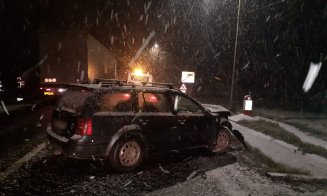 ACCIDENT în Cluj: Un şofer de 20 de ani a pierdut controlul volanului şi a lovit o maşină de pe contrasens