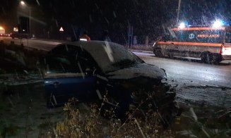 ACCIDENT în Cluj: Un şofer de 20 de ani a pierdut controlul volanului şi a lovit o maşină de pe contrasens