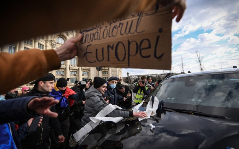 Cum ne-am făcut din nou de râsul lumii: O mașină a ambasadei SUA, vandalizată chiar în curtea Parlamentului la protestul AUR