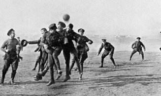 1914, noaptea de Crăciun în care  au pus armele deoparte, iar "cerul s-a făcut mai albastru ca niciodată"