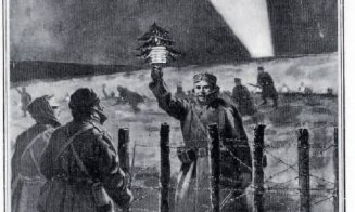 1914, noaptea de Crăciun în care  au pus armele deoparte, iar "cerul s-a făcut mai albastru ca niciodată"