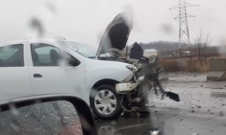 Accident în față la OMV, în Turda. Mașini făcute praf