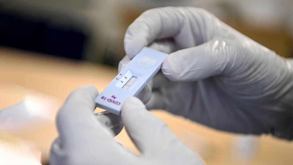 Avertizare: Omicron poate "păcăli" testele rapide