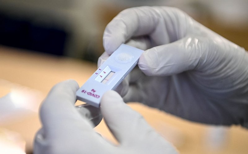 Avertizare: Omicron poate "păcăli" testele rapide