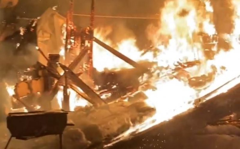 Incendiu puternic în Mărișel. Un bărbat a murit