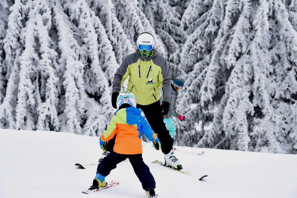 Tabere de o zi la Buscat - Băișoara, pentru cursuri de schi și snowboard. Care este prețul