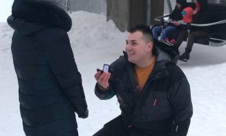 Surpriză la început de an. Un tânăr din Cluj și-a cerut iubita în căsătorie pe o pârtie din Apuseni
