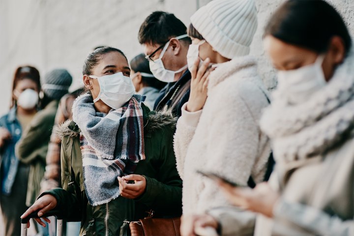 Atenție! De astăzi, măștile medicale sau FFP2 sunt obligatorii peste tot/ Amenzi uriașe pentru cei prinși cu mască textilă