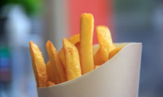 Un lanț de fast-food a anunțat că micşorează porţiile de cartofi prăjiţi. Care este motivul
