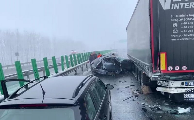Carambol pe autostrada A1 după un accident între o mașină și un TIR. Circulația este închisă