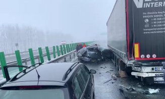 Carambol pe autostrada A1 după un accident între o mașină și un TIR. Circulația este închisă