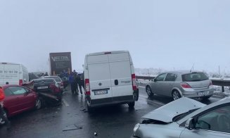 Carambol pe autostrada A1 după un accident între o mașină și un TIR. Circulația este închisă