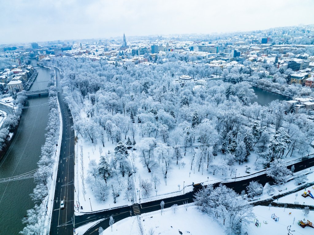 Clujul, în haine de iarnă. Imagini superbe cu oraşul acoperit de omăt