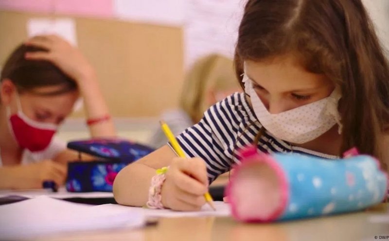 Gata vacanța celor mici! Copiii de grădiniță și cei din clasele primare se întorc la cursuri. Fără testare