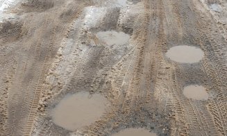Drumul din Cluj care arată ca după bombardament. "Nimeni nu îşi dă interesul să îl repare de mai bine de 10 ani"