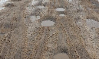 Drumul din Cluj care arată ca după bombardament. "Nimeni nu îşi dă interesul să îl repare de mai bine de 10 ani"
