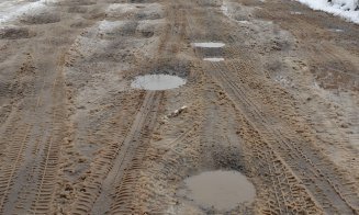Drumul din Cluj care arată ca după bombardament. "Nimeni nu îşi dă interesul să îl repare de mai bine de 10 ani"