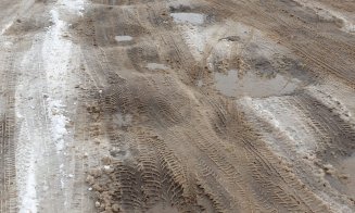 Drumul din Cluj care arată ca după bombardament. "Nimeni nu îşi dă interesul să îl repare de mai bine de 10 ani"