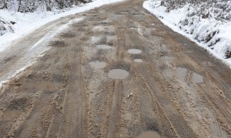 Drumul din Cluj care arată ca după bombardament. "Nimeni nu îşi dă interesul să îl repare de mai bine de 10 ani"
