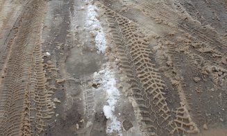 Drumul din Cluj care arată ca după bombardament. "Nimeni nu îşi dă interesul să îl repare de mai bine de 10 ani"