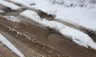 Drumul din Cluj care arată ca după bombardament. "Nimeni nu îşi dă interesul să îl repare de mai bine de 10 ani"
