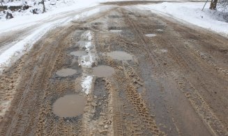 Drumul din Cluj care arată ca după bombardament. "Nimeni nu îşi dă interesul să îl repare de mai bine de 10 ani"