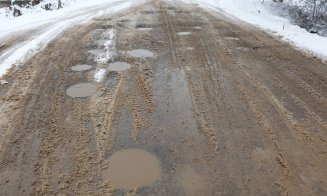 Drumul din Cluj care arată ca după bombardament. "Nimeni nu îşi dă interesul să îl repare de mai bine de 10 ani"