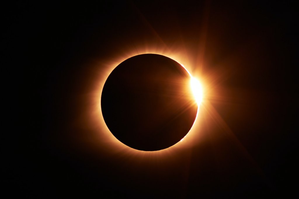 Fenomenele astronomice ale anului 2022. Ce schimbări ne aduc eclipsele de soare și de lună