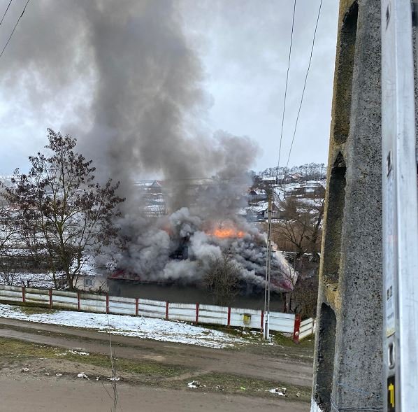 Incendiu puternic în Cluj. O casă arde ca o torță!