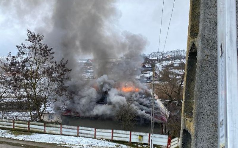 Incendiu puternic în Cluj. O casă arde ca o torță!