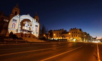 Eminescu a făcut spectacol pe străzile pustii din Cluj-Napoca. Proiecţie pe clădirea Teatrului Național