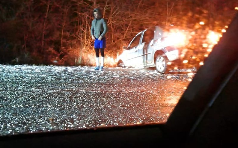 Viscolul a făcut prăpăd luni seara pe drumurile din Cluj. Materialul antiderapant a lipsit cu desăvârşire