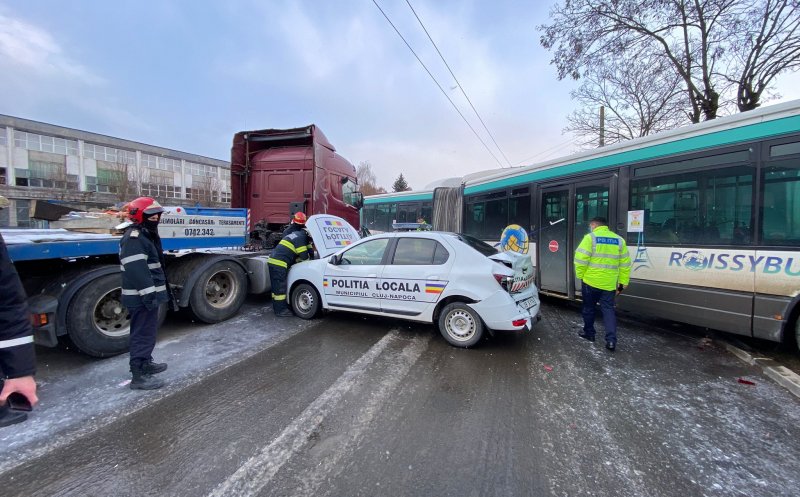 Accident cu mai multe mașini pe Muncii. Inclusiv o autospecială a Poliției Locale și un autobuz