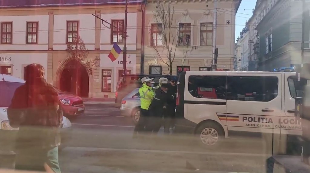 Scandal în plină stradă, în centrul Clujului! Bărbat încătușat și băgat în dubă de polițiști
