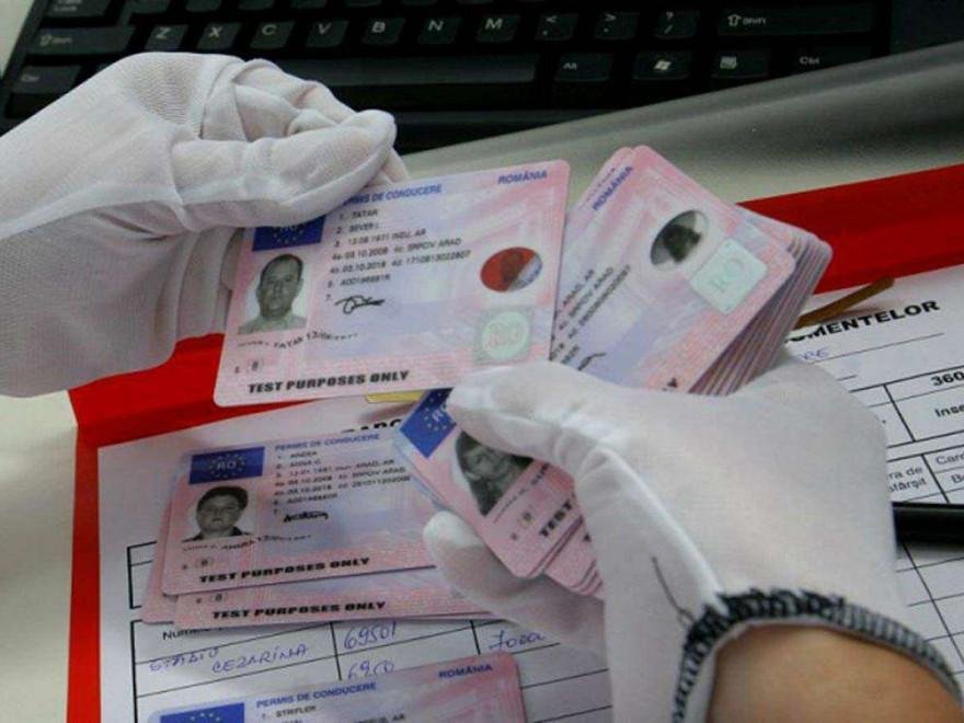Doi bărbați din Cluj, reținuți pentru falsificare de permise de conducere