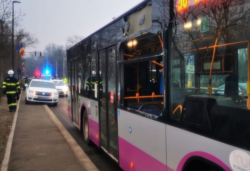 Un ACCIDENT dintre un autobuz şi două automobile a blocat circulaţia în această dimineaţă pe Splaiul Independenţei