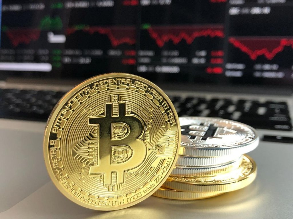 Piața criptomonedelor o ia la vale. Cât a scăzut Bitcoin în ultima zi și de ce