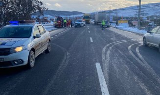 Accident Cluj: O mașină a intrat într-un TIR. Un bărbat a ajuns la spital
