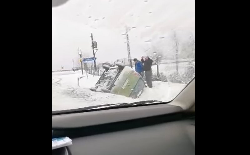 Atenție, șoferi clujeni la polei și zăpadă! / Mașină răsturnată pe un drum din județ