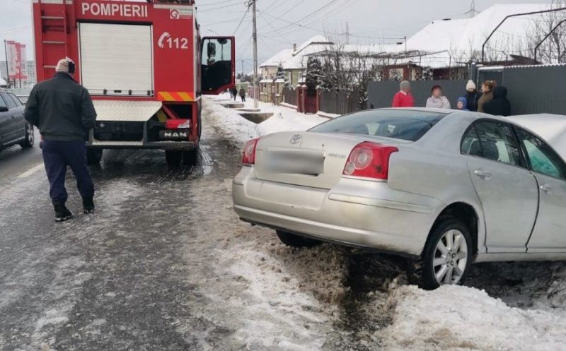 Accident într-o localitate din Cluj. O femeie s-a izbit de un podeț / Trei persoane au ajuns la spital