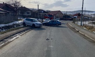 Impact frontal între două mașini la Cluj. O femeie și un copil, transportați la spital