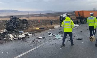 Accident cu 7 MORŢI pe o şosea din România. A scăpat cu viaţă o gravidă dintr-o ambulanţă implicată în accident