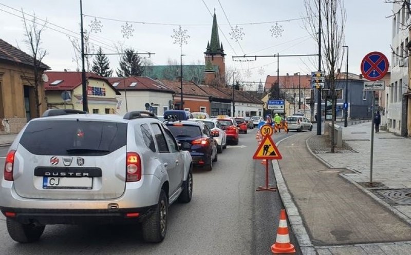 Trafic bară la bară pe Calea Mănăștur. E închisă Clinicilor