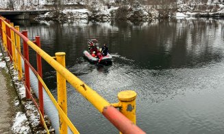 IMAGINI de la acţiunea scafandrilor care au scos din Tarniţa cadavrele a doi bărbaţi. Aceştia au plonjat cu maşina în lac