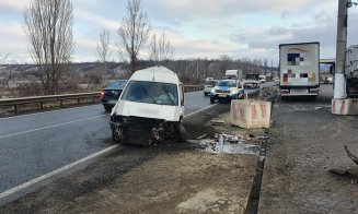 ACCIDENT în Cluj. Un şofer de 19 ani a pierdut controlul volanului într-o curbă şi a ajuns în decor