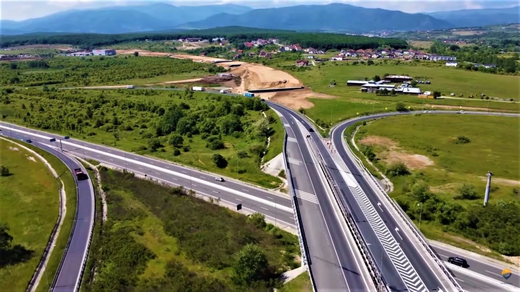 A fost semnat contractul pentru prima secțiune de autostradă care va trece Carpații. Când va fi gata